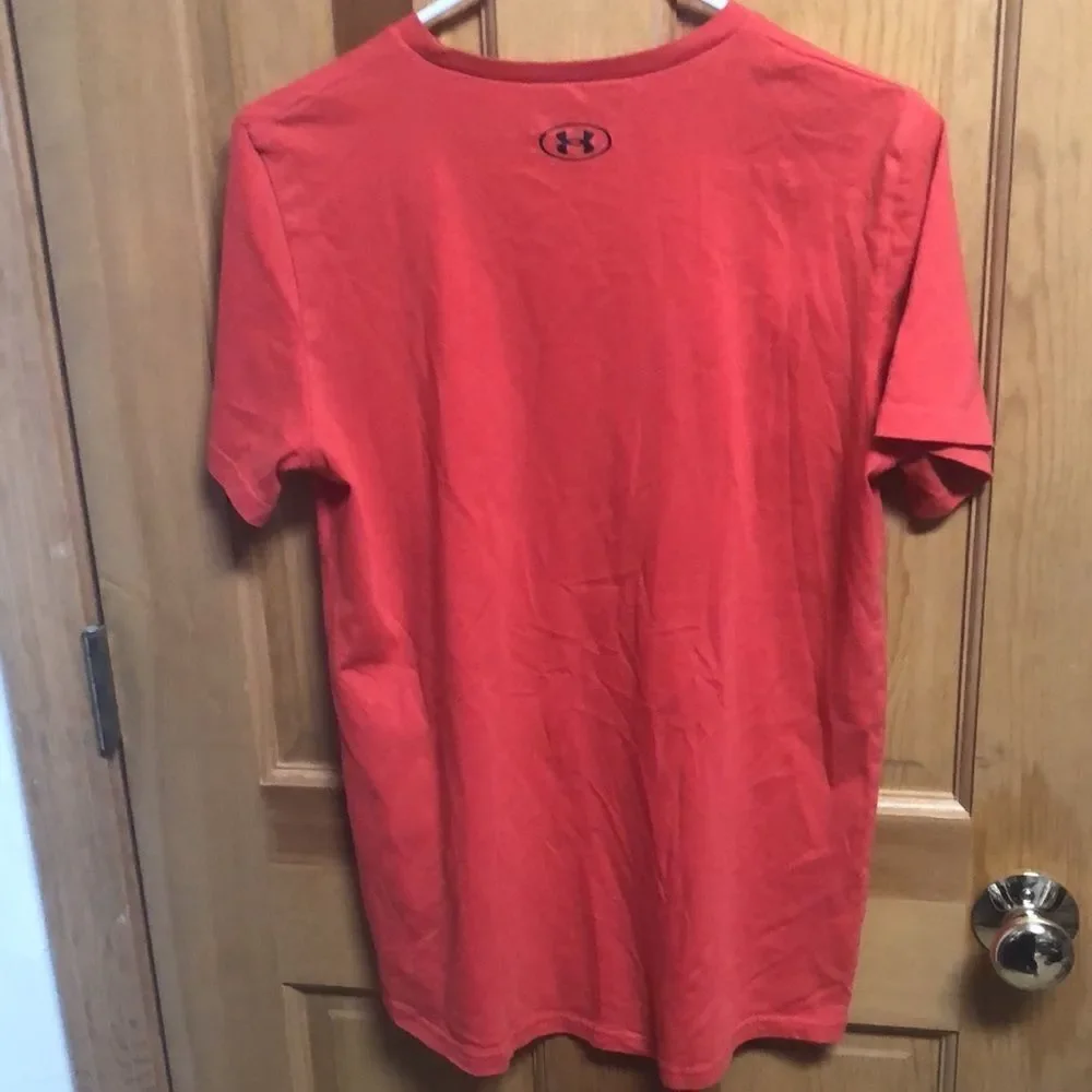 UNDER Armour loose short sleeve shirt size xlarge.